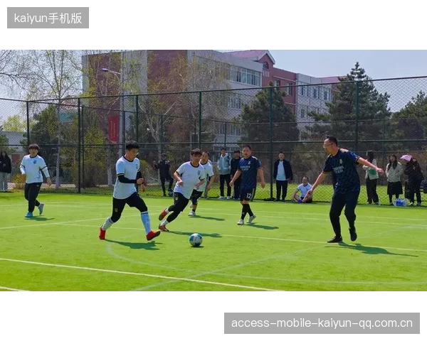 赛场怒火再燃：足球队长怒摔护腿板背后的激情与坚持